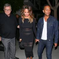 Chrissy Teigen, enceinte : Baby-bump en transparence pour un dîner en famille