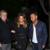John Legend, son épouse enceinte Chrissy Teigen, la grand-mère du chanteur et le papa du mannequin quittent le restaurant Mastro's Steakhouse à l'issue d'un dîner en famille. Beverly Hills, le 4 novembre 2015.