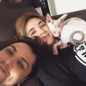 Billy Crawford, sa chérie Coleen Garcia et leur chat / photo postée sur Instagram.