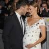 Sam Claflin et sa femme Laura Haddock (enceinte) - Avant-première du film "The Hunger Games - La Révolte : Part 2" à Londres Le 5 novembre 2015.