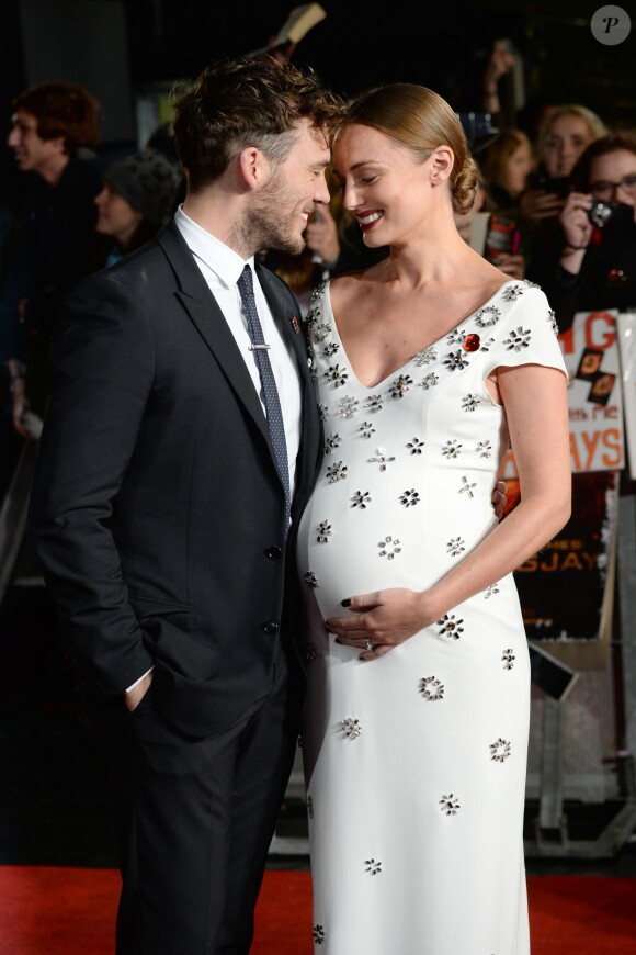 Laura Haddock enceinte et son mari Sam Claflin lors de la première de The Hunger Games: Mockingly Part 2à l'Odeon Leicester Square, Londres, le 5 novembre 2015.