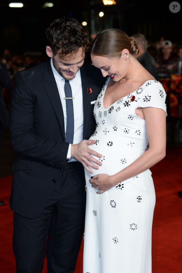 Laura Haddock enceinte et son mari Sam Claflin lors de la première de The Hunger Games: Mockingly Part 2à l'Odeon Leicester Square, Londres, le 5 novembre 2015.