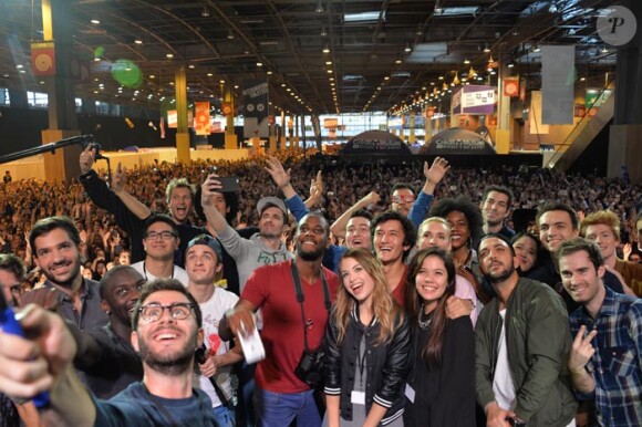 Exclusif - Cyprien, Kevin Tran (Le Rire Jaune), Squeezie, EnjoyPhoenix (Marie Lopez), Natoo, Jhon Rachid, guest - Selfie géant lors du salon Video City, le 1er événement dédié aux créateurs vidéo du web à la porte de Versailles à Paris, le 7 novembre 2015. © Veeren/Bestimage