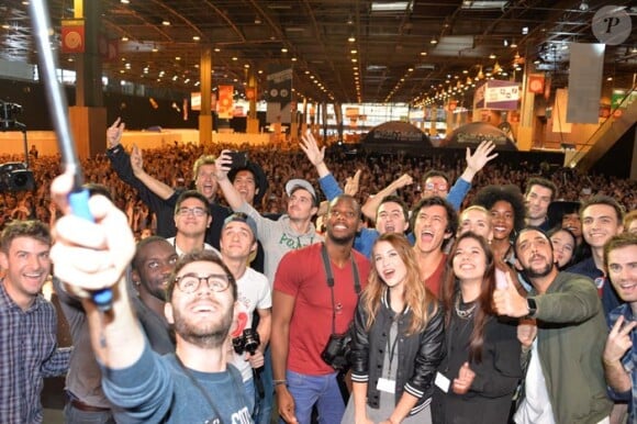 Exclusif - Cyprien, Kevin Tran (Le Rire Jaune), Squeezie, EnjoyPhoenix (Marie Lopez), Natoo, Jhon Rachid, guest - Selfie géant lors du salon Video City, le 1er événement dédié aux créateurs vidéo du web à la porte de Versailles à Paris, le 7 novembre 2015. © Veeren/Bestimage