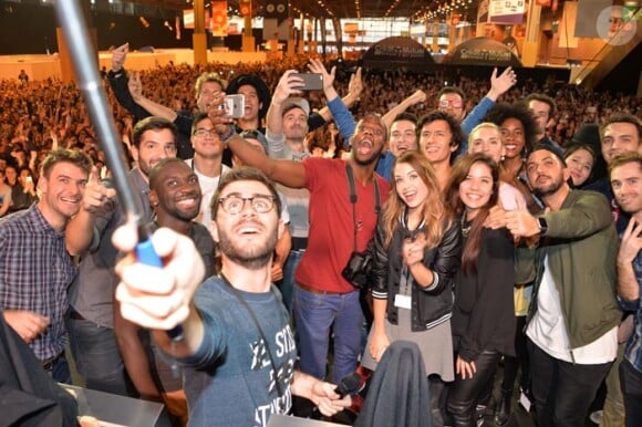 Exclusif - Cyprien, Kevin Tran (Le Rire Jaune), Squeezie, EnjoyPhoenix (Marie Lopez), Natoo, Jhon Rachid, guest - Selfie géant lors du salon Video City, le 1er événement dédié aux créateurs vidéo du web à la porte de Versailles à Paris, le 7 novembre 2015. © Veeren/Bestimage