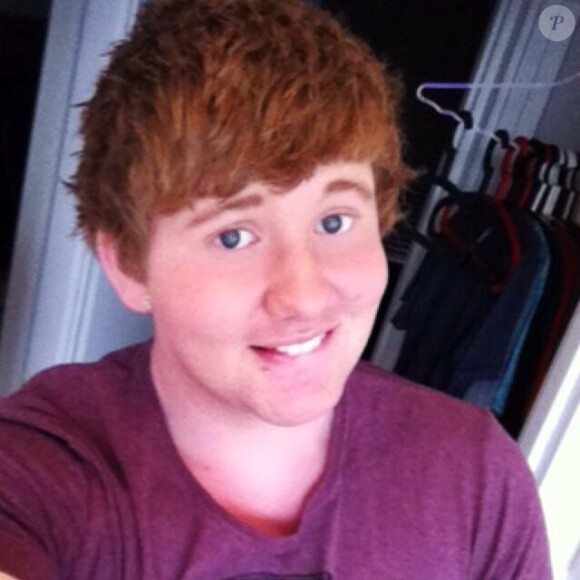 Nathaniel O'Brien a posté une photo de lui sur son compte Facebook. Le jeune chanteur est décédé à l'âge de 19 ans ce dimanche 8 novembre 2015, lors d'un accident de voiture.