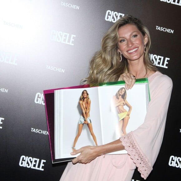 Gisele Bundchen au lancement de son livre à Sao Paulo le 7 novembre 2015