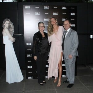 Gisele Bundchen au lancement de son livre à Sao Paulo le 7 novembre 2015 entourée de ses fiers parents