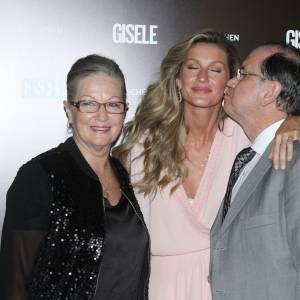 Gisele Bundchen au lancement de son livre à Sao Paulo le 7 novembre 2015 entourée de ses fiers parents