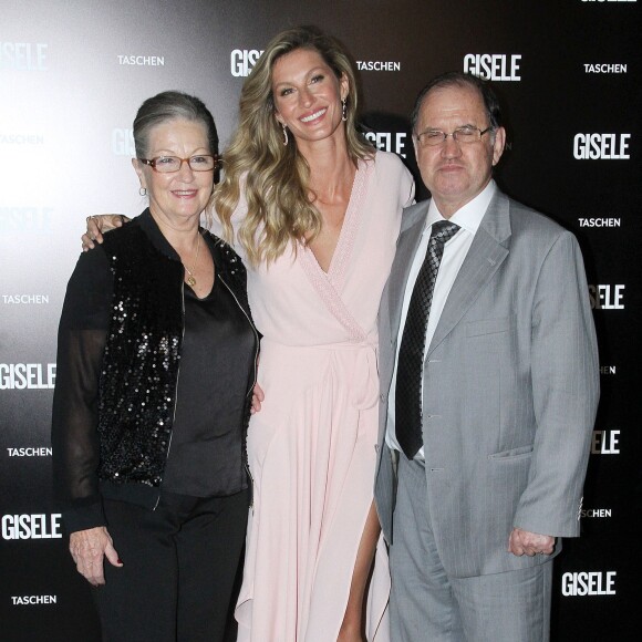 Gisele Bundchen au lancement de son livre à Sao Paulo le 7 novembre 2015 entourée de ses fiers parents