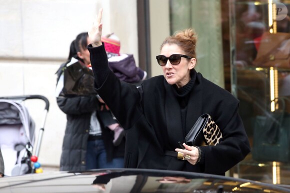 Céline Dion quitte son hôtel, devant de nombreux fans, pour se rendre aux répétitions de son concert à Bercy à Paris. Le 4 décembre 2013