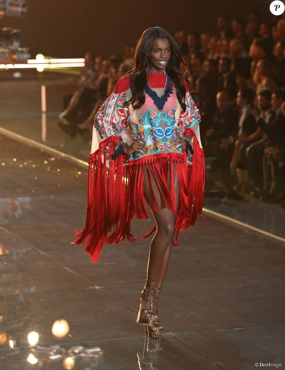 Leomie Anderson - Défilé Victoria's Secret à New York, le 10 Novembre