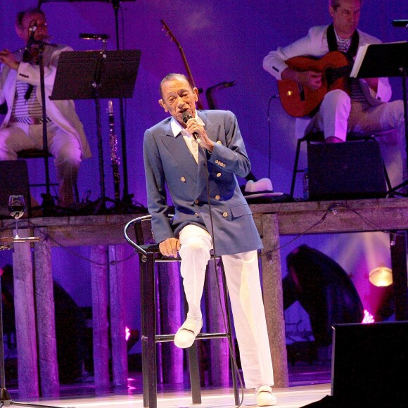 Henri Salvador tire sa révérence et fait ses adieux à la scène lors d'un concert au Palais des Congrès de Paris, le 21 décembre 2007