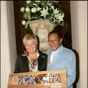 Henri Salvador en compagnie de sa femme Catherine reçoit un disque d'or à l'ambassade du Brésil à Paris, le 16 octobre 2006