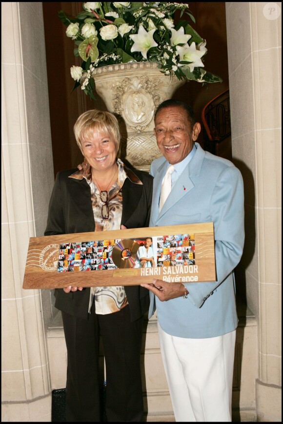 Henri Salvador en compagnie de sa femme Catherine reçoit un disque d'or à l'ambassade du Brésil à Paris, le 16 octobre 2006