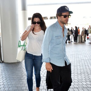 Lana Del Rey et son compagnon Francesco Carrozzini prennent un avion à Los Angeles le 30 juillet 2015.