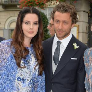 Lana Del Rey, son compagnon Francesco Carrozzini et Franca Sozzani (mère de Francesco Carrozzini) - Sorties des invités de l'hôtel Borromeo à Stresa pour se rendre au mariage religieux de Pierre Casiraghi et Beatrice Borromeo sur les Iles Borromées, sur le Lac Majeur, le 1er août 2015.
