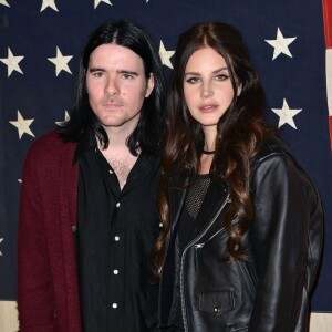 Lana Del Rey et son ex-fiancé Barrie James O'Neill lors d'une soirée à Los Angeles, le 1er novembre 2013.
