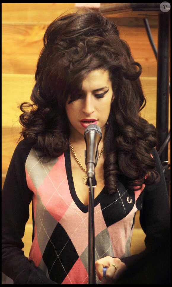 Amy Winehouse à l'ouverture de la boutique Fred Perry Fashion Range à Londres, le 21 octobre 2010