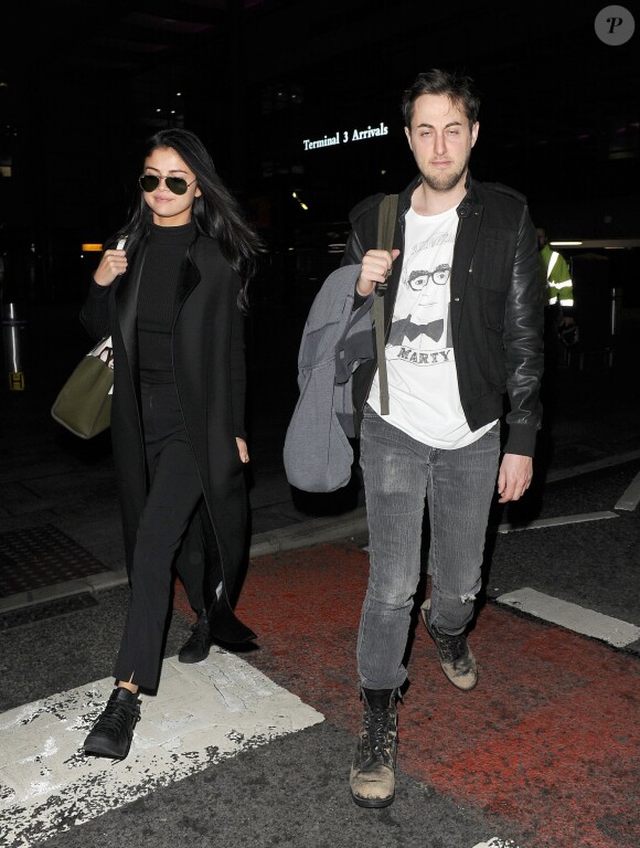 Selena Gomez arrive à Londres avec un ami le 11 novembre 2015.