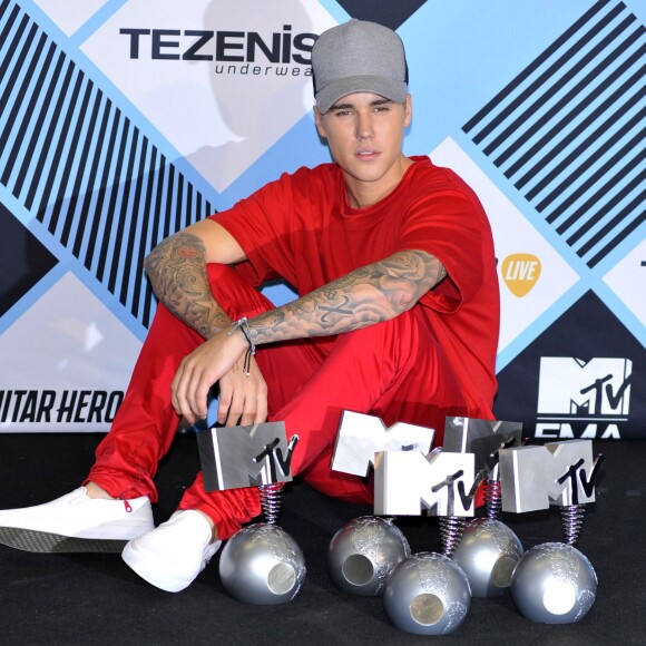 Justin Bieber - Photocall de remise des prix (pressroom) des MTV Europe Music Awards 2015 au Mediolanum Forum à Milan. Le 25 octobre 2015