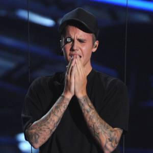 Justin Bieber en larmes sur la scène des MTV Video Music Awards à Los Angeles, le 31 août 2015