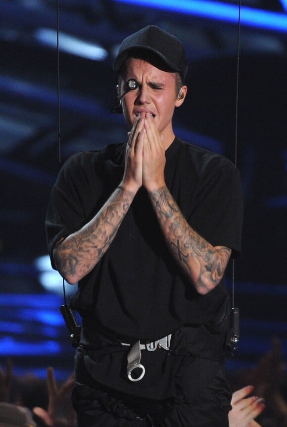 Justin Bieber en larmes sur la scène des MTV Video Music Awards à Los Angeles, le 31 août 2015