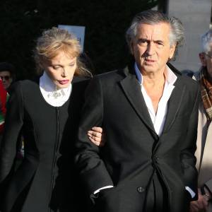 Arielle Dombasle et son compagnon Bernard-Henri Lévy - Hommage à André Glucksmann à la grande coupole du crématorium du cimetière du Père-Lachaise, à Paris, le 13 novembre 2015.