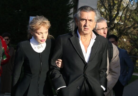 Arielle Dombasle et son compagnon Bernard-Henri Lévy - Hommage à André Glucksmann à la grande coupole du crématorium du cimetière du Père-Lachaise, à Paris, le 13 novembre 2015.