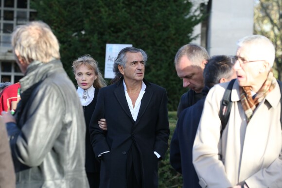 Arielle Dombasle et son compagnon Bernard-Henri Lévy - Hommage à André Glucksmann à la grande coupole du crématorium du cimetière du Père-Lachaise, à Paris, le 13 novembre 2015.