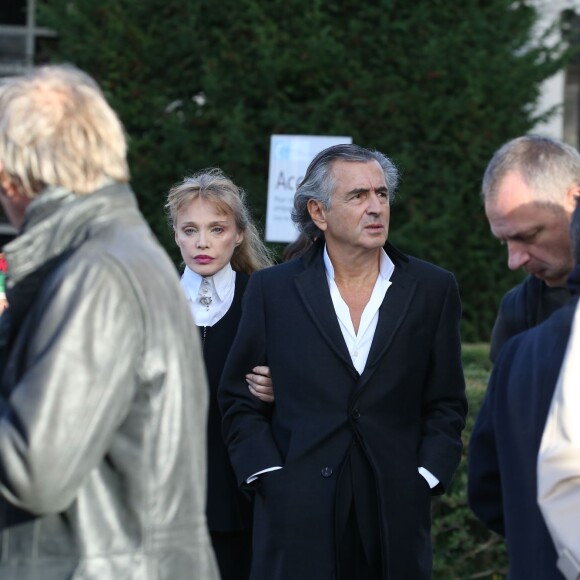 Arielle Dombasle et son compagnon Bernard-Henri Lévy - Hommage à André Glucksmann à la grande coupole du crématorium du cimetière du Père-Lachaise, à Paris, le 13 novembre 2015.