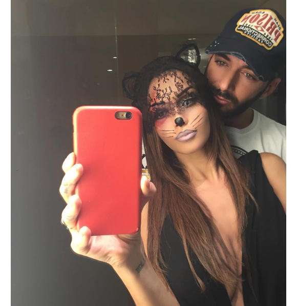 Nabilla déguisée en Cat Woman pour Halloween, au côté de Thomas Vergara, le 31 octobre 2015.