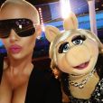 Amber Rose et la célèbre marionnette Miss Piggy (The Muppet Show) lors de l'émission VH1 Big In 2015. Los Angeles, le 15 novembre 2015.