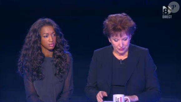 Laurence Ferrari et ses chroniqueuses, très émues, après les terribles attentats qui ont frappé Paris, ce lundi 16/11/15 sur le plateau du Grand 8 de D8. Ici Roselyne Bachelot et Hapsatou Sy