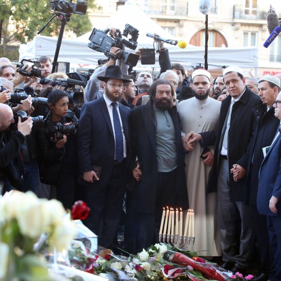 Marek Halter et l'imam de Drancy Hassen Chalghoumi rendent hommage aux victimes de l'attentat terroriste du Bataclan à Paris le 15 novembre 2015. Des attaques terroristes ont eu lieu simultanément dans six endroits à Paris et à Saint-Denis faisant au moins 130 morts et plus de 300 blessés. L'état d'urgence est en vigueur. © Dominique Jacovides / Bestimage