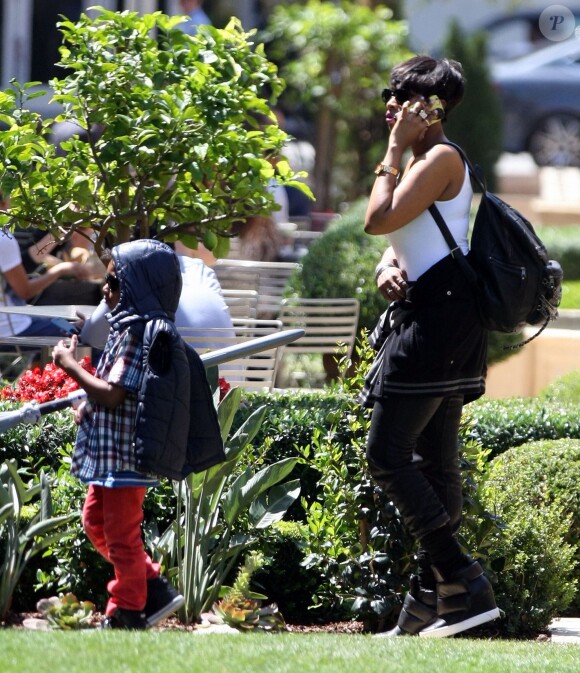 Exclusif - Jennifer Hudson est allée faire du shopping avec son fils David au centre commercial "The Grove" à Los Angeles. Le 1er avril 2015