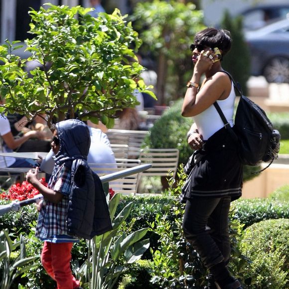 Exclusif - Jennifer Hudson est allée faire du shopping avec son fils David au centre commercial "The Grove" à Los Angeles. Le 1er avril 2015