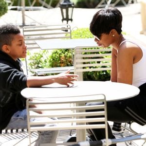 Exclusif - Jennifer Hudson est allée faire du shopping avec son fils David au centre commercial "The Grove" à Los Angeles. Le 1er avril 2015