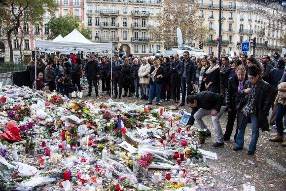 Hommages aux victimes de l'attentat terroriste du Bataclan à Paris le 16 novembre 2015