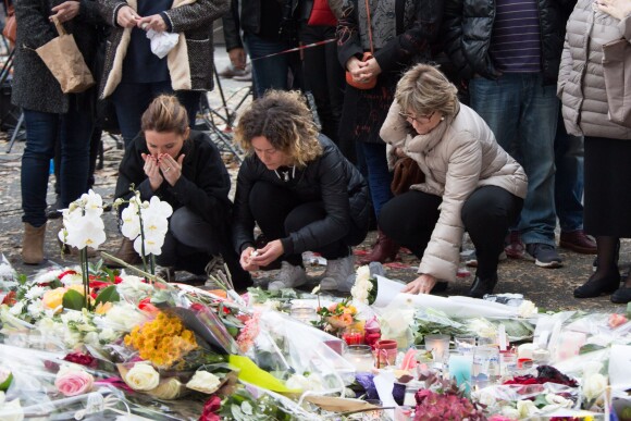 Hommages aux victimes de l'attentat terroriste du Bataclan à Paris le 16 novembre 2015