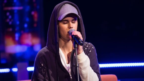 Justin Bieber rendant hommage aux victimes des attentats du 13 novembre à Paris lors d'un concert.