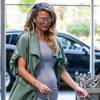 Chrissy Teigen sexy dans un look casual dans les rues de New York. Enceinte, le top ne compte pas laisser tomber les tenues moulantes qui lui vont à ravir.
16 novembre 2015