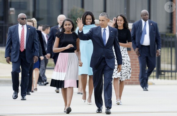 Barack, Michelle, Malia et Sasha Obama à la base américaine Joint Base Andrews. Le 22 septembre 2015.