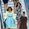 Michelle Obama et ses filles Malia et Sasha à l'aéroport de Stansted en Angleterre. Le 15 juin 2015.