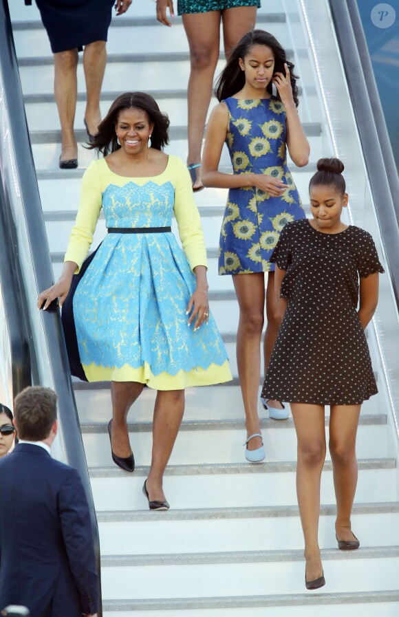 Michelle Obama et ses filles Malia et Sasha à l'aéroport de Stansted en Angleterre. Le 15 juin 2015.