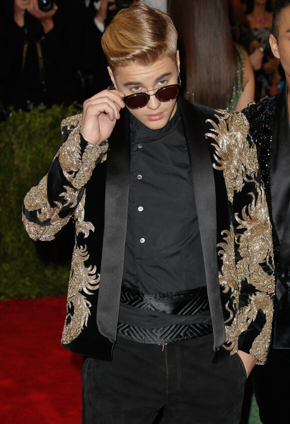 :Justin Bieber - Soirée Costume Institute Gala 2015 (Met Ball) au Metropolitan Museum célébrant l'ouverture de Chine: à travers le miroir à New York, le 4 mai 2015 .