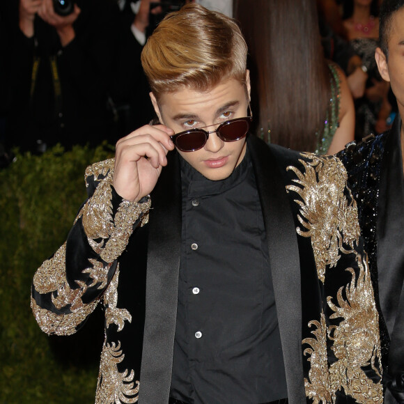 :Justin Bieber - Soirée Costume Institute Gala 2015 (Met Ball) au Metropolitan Museum célébrant l'ouverture de Chine: à travers le miroir à New York, le 4 mai 2015 .