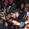 Zayn Malik acclamé par ses fans dans les rues de Manhattan, Le 13 novembre 2015  Singer Zayn Malik is surrounded by fans as he attempts to make his way to his car in downtown Manhattan on November 13, 201513/11/2015 - Manhattan