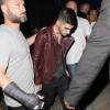 L 'ancien membre du groupe One Direction Zayn Malik sort du nightclub Bootsy Bellows à West Hollywood, le 31 juillet 2015, où il a passé la soirée.  Former One Direction member Zayn Malik enjoys a night out at Bootsy Bellows nightclub on July 31, 2015 in West Hollywood, California. Even though Zayn left the band earlier this year, he reportedly still likes 1D's newest single "Drag Me Down."31/07/2015 - West Hollywood