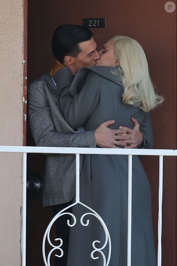 Lady Gaga tourne une scène de baiser dans la série "American Horror Story : Hotel" à Los Angeles le 10 novembre 2015. © CPA